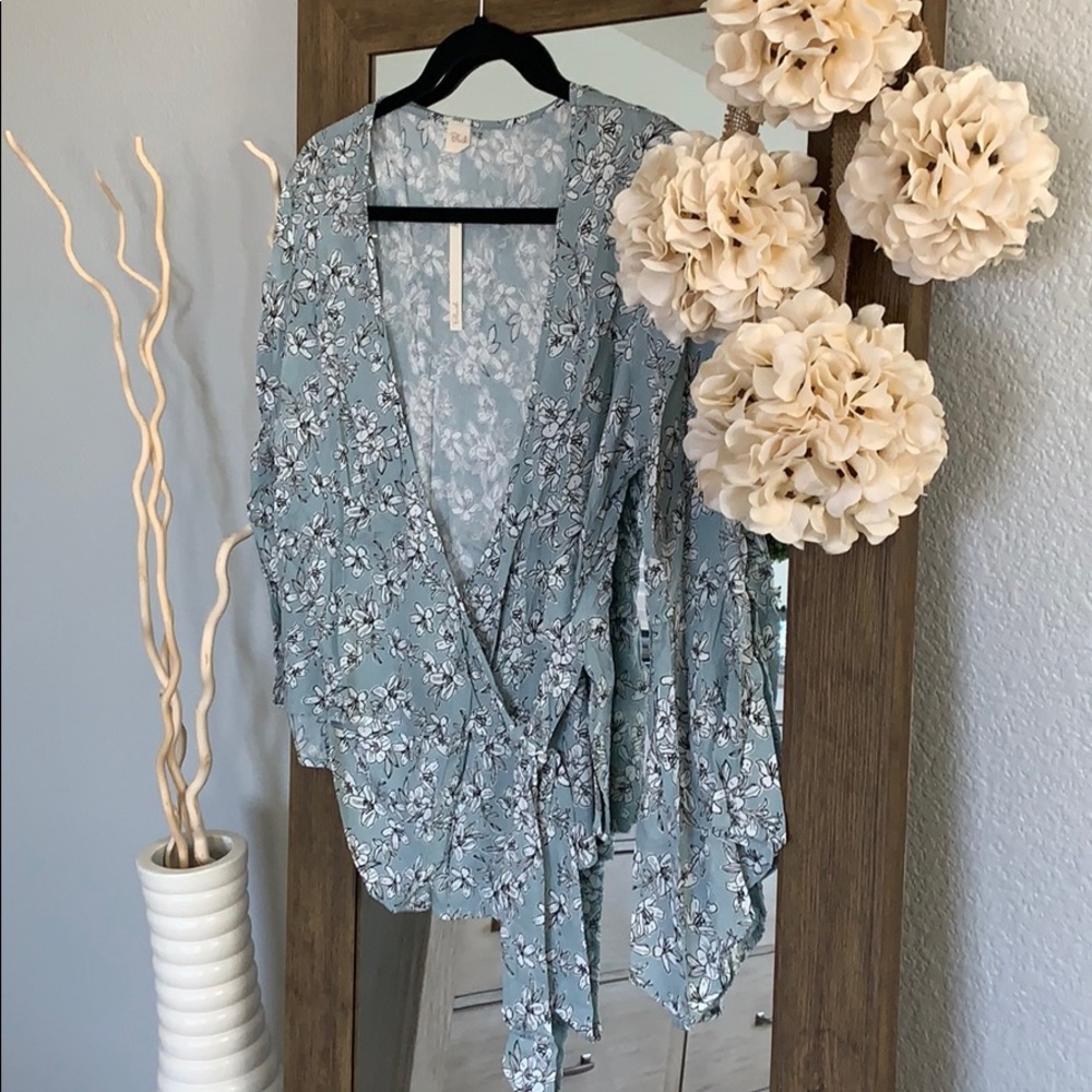 🎉HP🎉 Last 1 💕 Floral Print Wrap Blouse💕 - Picture 6 of 7